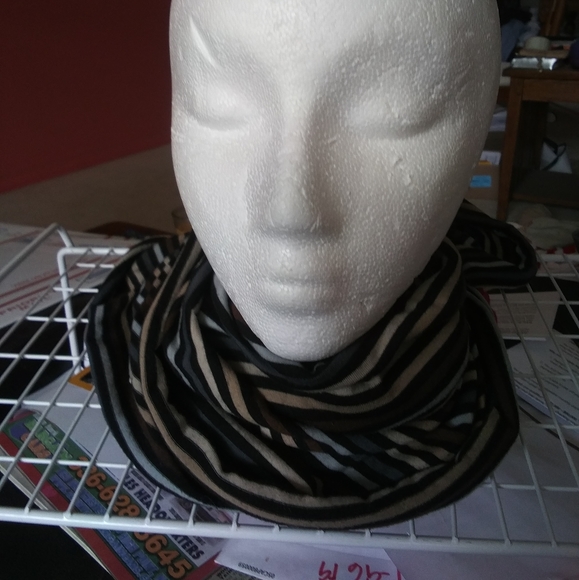 Chanel Tablet / personals bag $38 Sz 10x7x3 est inches + free scarf . - Picture 5 of 8